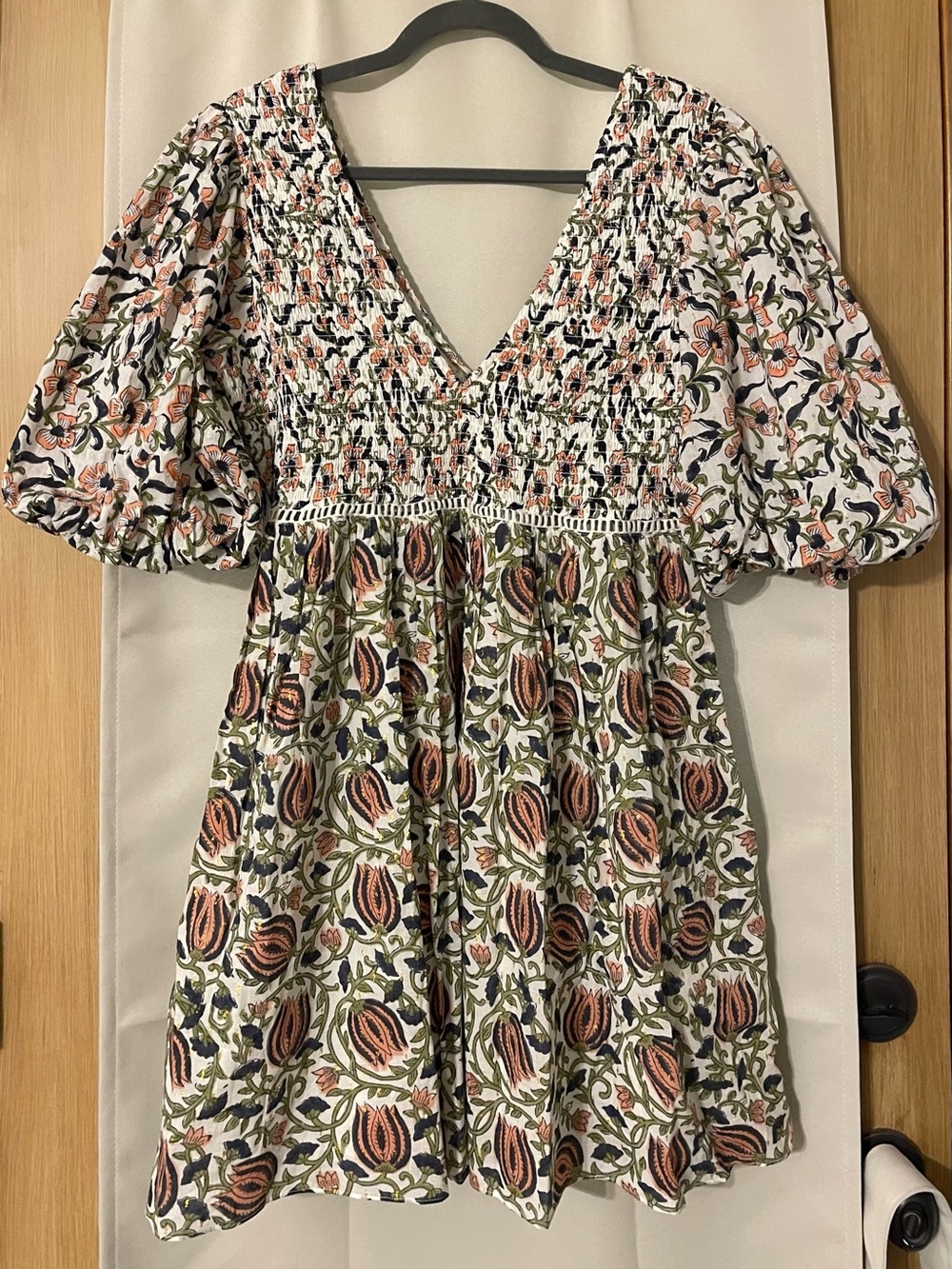 NWT Marea by Ash & Eden Smocked V-Neck Mini Dress in Cream, Olive Floral Print